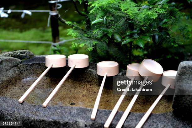 purification trough - bamboo dipper - fotografias e filmes do acervo