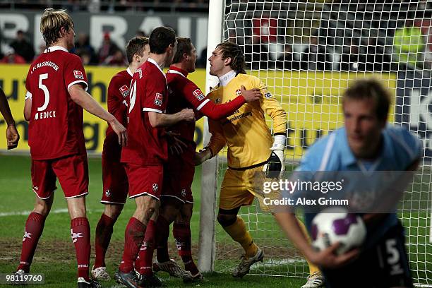 Goalkeeper Tobias Sippel of Kaiserslautern celebrates with team mates after parrying a penalty during the Second Bundesliga match between 1. FC...