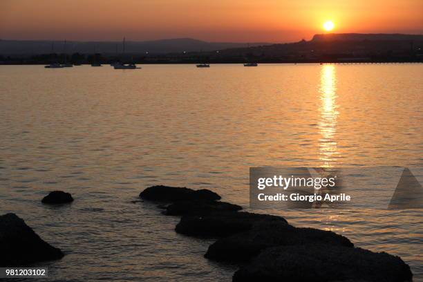 sicilian landscape at sunset - paesaggio siciliano al tramonto - aprile fotografías e imágenes de stock