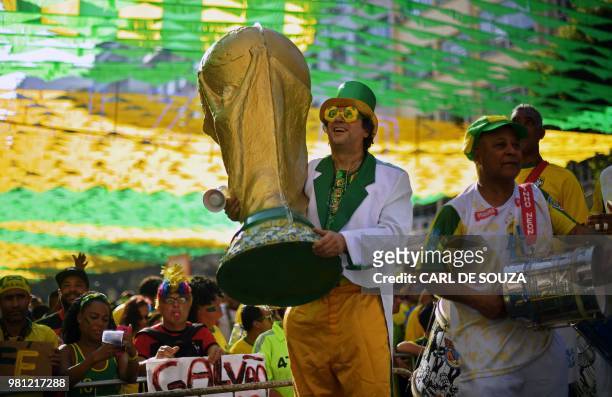 Fans gather to watch a FIFA World Cup Russia 2018 football match between Brazil and Costa Rica on a giant screen at Alzirao neighborhood in Rio de...