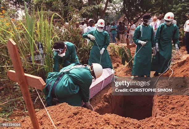 - Photo prise le 14 mai 1995 à Kikwit de l'enterrement d'une religieuse italienne qui travaillait à l'hôpital de Kikwit, décédée victime elle-aussi...