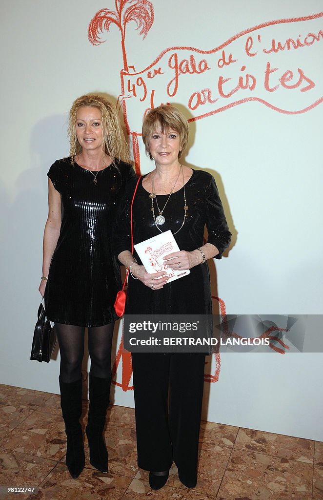 French songwriter Alice Dona (R) and her