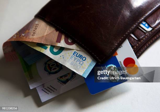 Cash or credit card - which method of payment will prevail in the future? The picture shows a purse with euro banknotes and a Mastercard credit card.