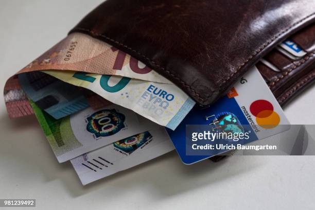 Cash or credit card - which method of payment will prevail in the future? The picture shows a purse with euro banknotes and a Mastercard credit card.