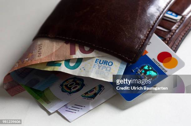 Cash or credit card - which method of payment will prevail in the future? The picture shows a purse with euro banknotes and a Mastercard credit card.