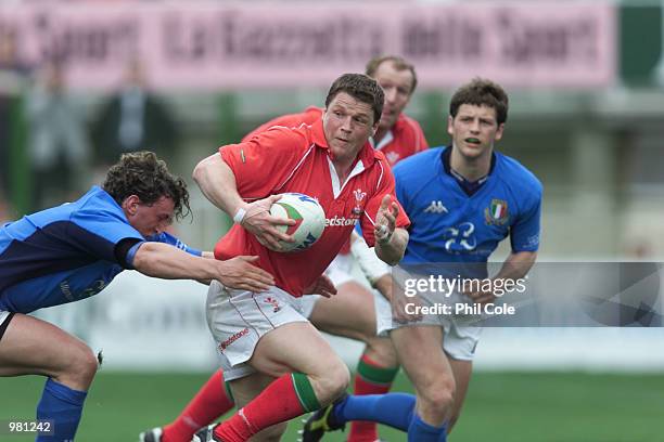 Garth Thomas of Wales gets the defence of of Italy during their win over Italy at the enf of the LLoyds TSB six Nations Championship between Italy...