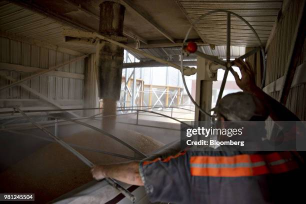 Worker monitors corn being loaded into a truck at a grain elevator in Ohio, Illinois, U.S., on Tuesday, June 19, 2018. A rout in commodities deepened...