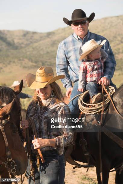 westlichen familie reiten ihre pferde unter utah berge - modern cowboy stock-fotos und bilder