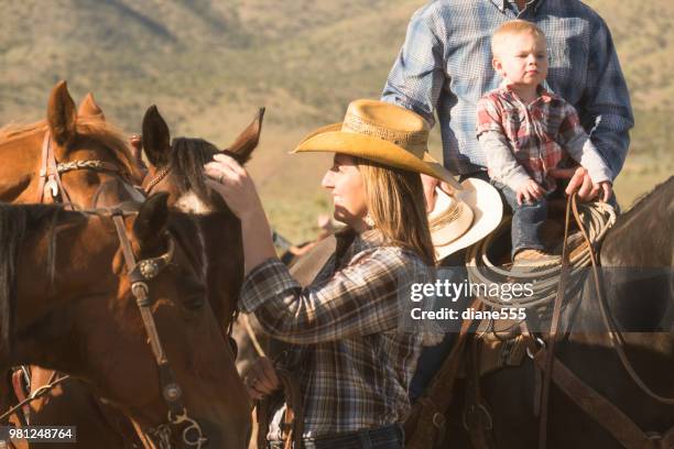 westlichen familie reiten ihre pferde unter utah berge - modern cowboy stock-fotos und bilder