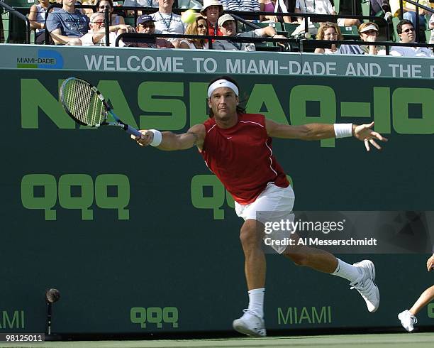 Carlos Moya loses to Andy Roddick in the quarter finals of the NASDAQ 100 open, April 1 Key Biscayne, Florida.