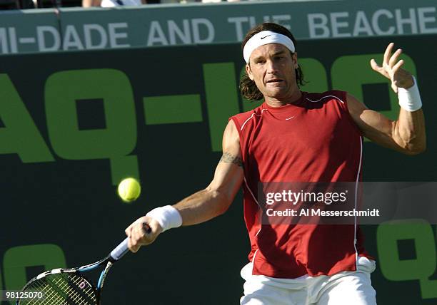 Carlos Moya loses to Andy Roddick in the quarter finals of the NASDAQ 100 open, April 1 Key Biscayne, Florida.