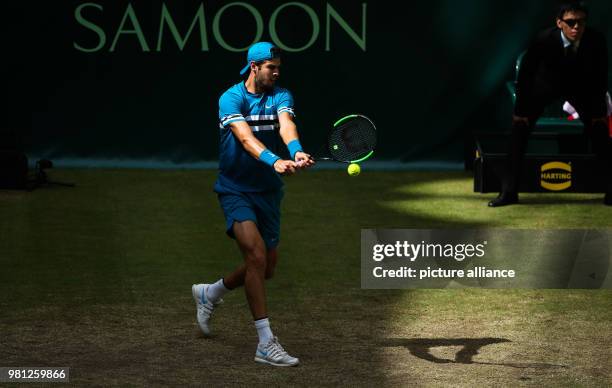 June 2018, Germany, Halle, Tennis, ATP-Tour, Singles, Men, Quarter-Finals: Roberto Karen Chatshanow from Russia in action against Bautista Agut from...