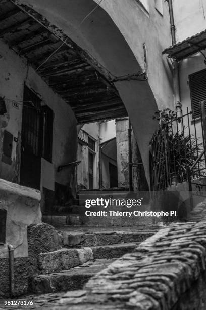 l'escalier la ruelle la maison - escalier stock-fotos und bilder