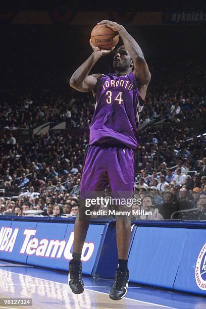 Playoffs: Toronto Raptors Charles Oakley in action, shot vs New York Knicks. New York, NY 4/26/2000 CREDIT: Manny Millan