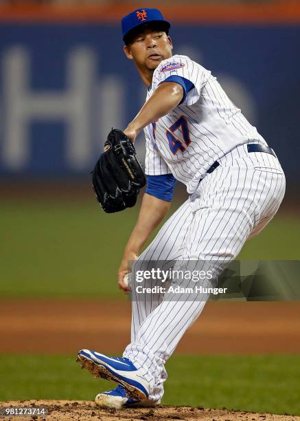 Hansel Robles of the New York Mets pitches against the Chicago Cubs during the third inning at Citi Field on May 31, 2018 in the Flushing...