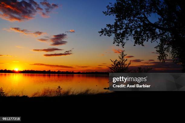 venise in quebec sunset - venise stock-fotos und bilder