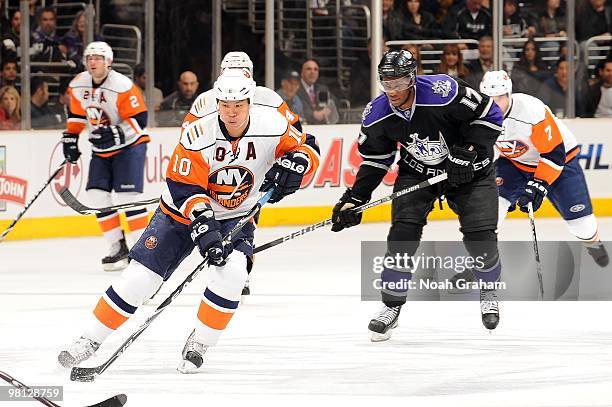 Richard Park of the New York Islanders skates against Wayne Simmonds of the Los Angeles Kings at Staples Center on March 20, 2010 in Los Angeles,...