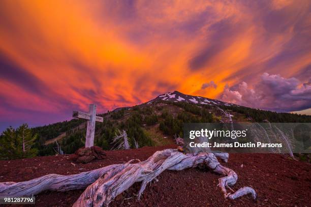 cross near mount bachelor cinder cone volcano at sunset, oregon, usa - mt bachelor stock pictures, royalty-free photos & images