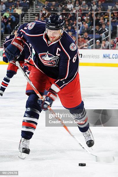 Forward Rick Nash of the Columbus Blue Jackets shoots the puck against the New York Islanders on March 27, 2010 at Nationwide Arena in Columbus, Ohio.
