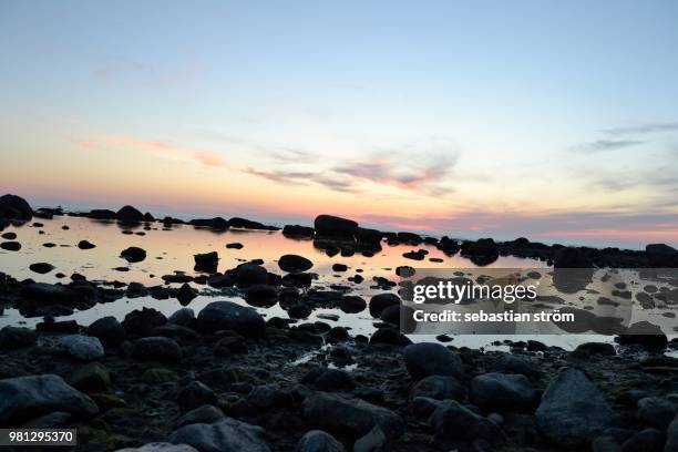 low tide - ström fotografías e imágenes de stock