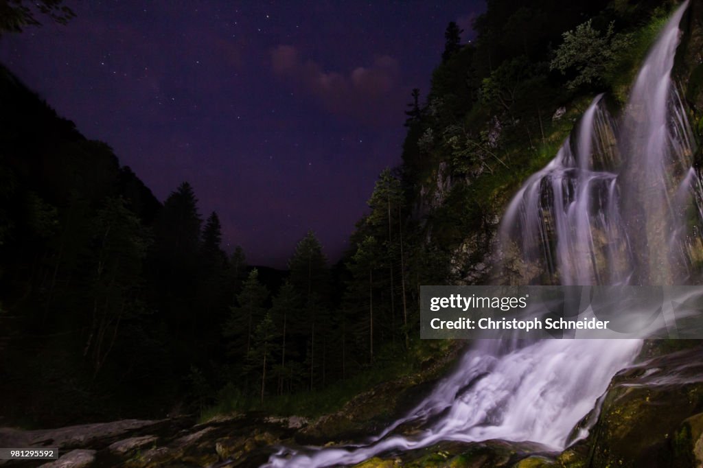 Wasserfall bei Nacht