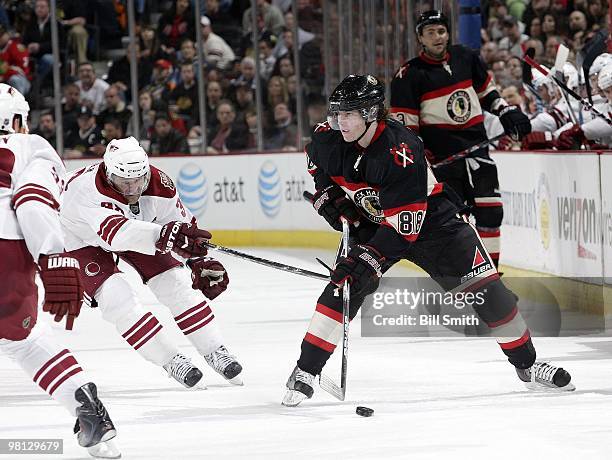 Patrick Kane of the Chicago Blackhawks looks to pass the puck as Vernon Fiddler of the Phoenix Coyotes reaches from behind on March 23, 2010 at the...