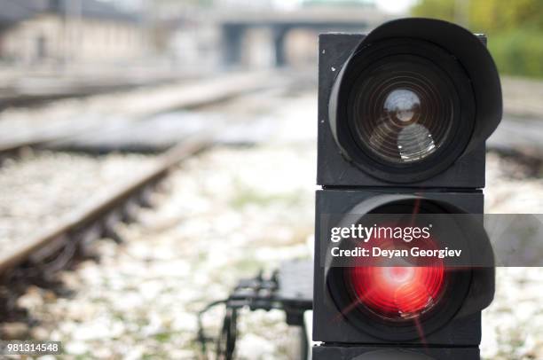 traffic light shows red signal - road signal stock-fotos und bilder