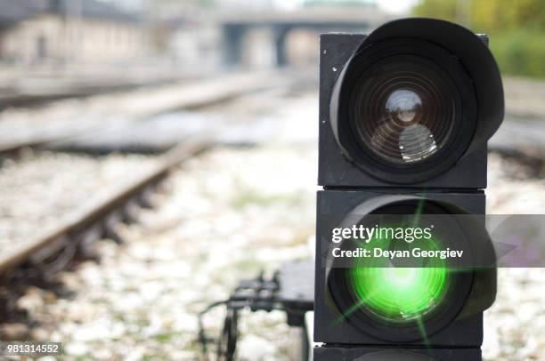 traffic light shows red signal - road signal stock-fotos und bilder