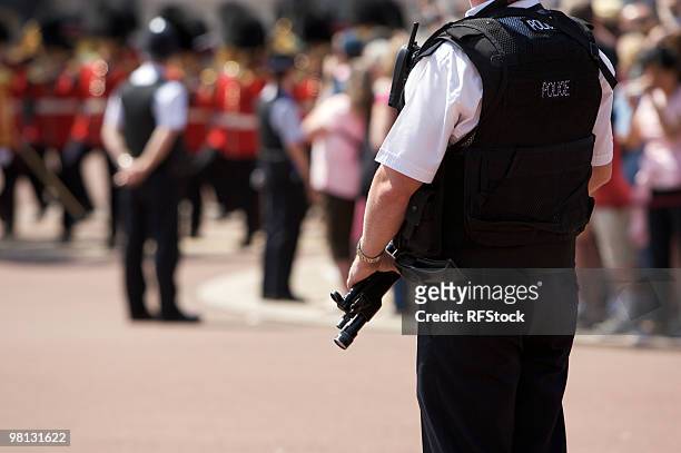 amed police officer outside buckingham palace - armed police stockfoto's en -beelden