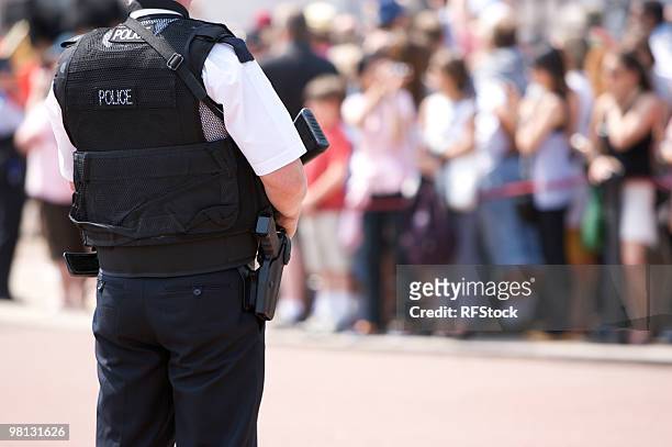 armed police officer vor dem buckingham palace - armed police uk stock-fotos und bilder