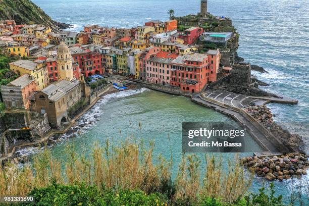 elevated view of coastal city, vernazza, liguria, italy - mar de liguria fotografías e imágenes de stock