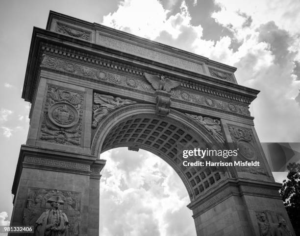 washington square arch bw - washington square arch stock pictures, royalty-free photos & images