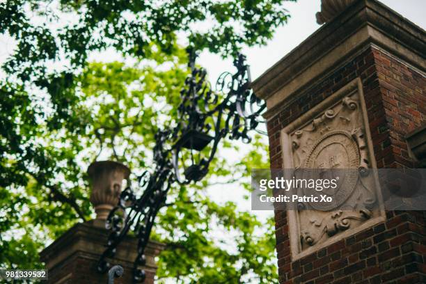 gate at harvard university, cambridge, massachusetts, usa - ivy league university stock-fotos und bilder