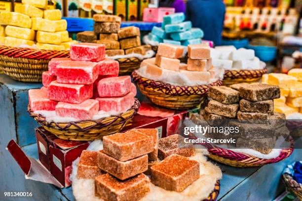 handgemaakte zeep tentoongesteld in de souks (markten) van de marokko - marrakesh stockfoto's en -beelden