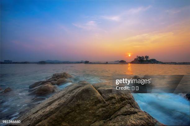 sunrise of dongshan red islet - 林 fotografías e imágenes de stock