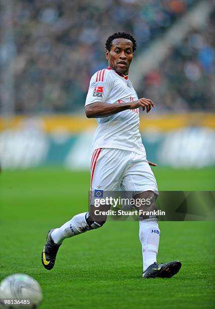 Ze Roberto of Hamburg in action during the Bundesliga match between Borussia Moenchengladbach and Hamburger SV at Borussia Park on March 28, 2010 in...