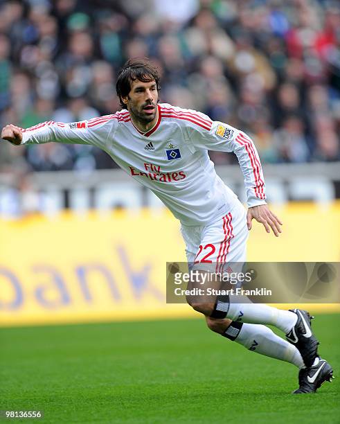 Ruud Van Nistelrooy of Hamburg in action during the Bundesliga match between Borussia Moenchengladbach and Hamburger SV at Borussia Park on March 28,...