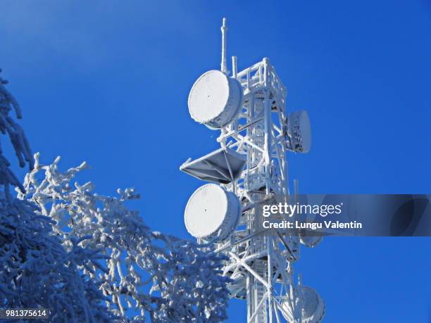 frozen communication - microwave tower stock pictures, royalty-free photos & images