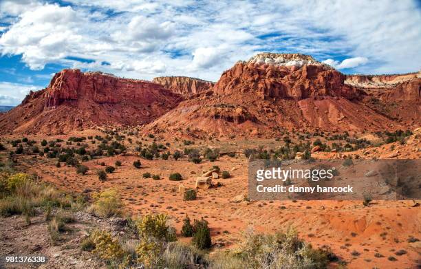 mountains in desert landscape, abiquiu, new mexico, usa - abiquiu foto e immagini stock