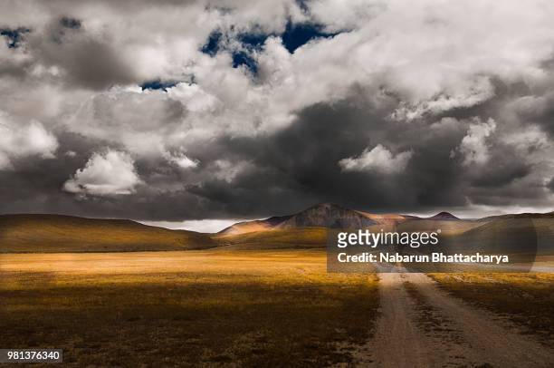 clouds on sky over field, tibetan plateau, india - tar - fotografias e filmes do acervo