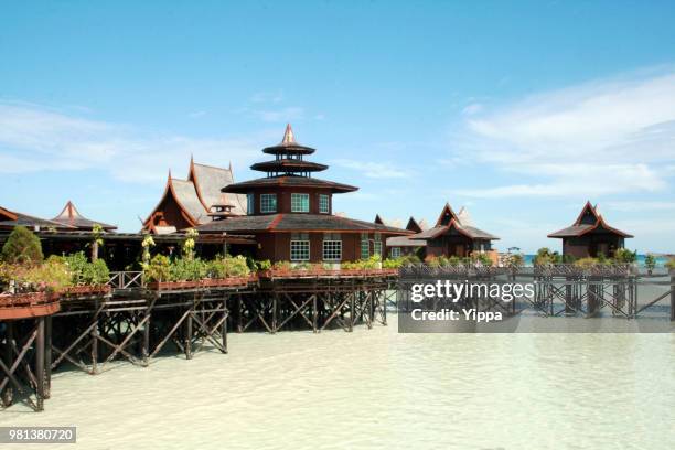 water village - isla de mabul fotografías e imágenes de stock