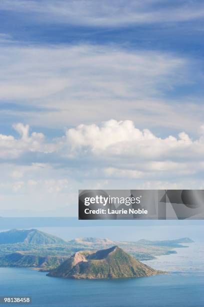 lake taal volcano island batangas - taal volcano - fotografias e filmes do acervo