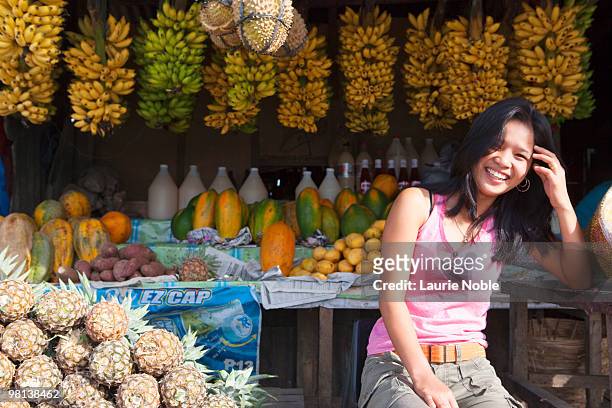 filipino girl at roadside stall selling fruit - filipino photos et images de collection