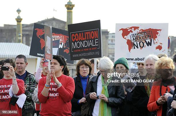 People gather on the Concorde place in front of the US embassy on March 24, 2010 in Paris, few hours before the execution of death row inmate Hank...