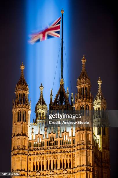 illuminated tower at night, victoria tower, london, england, uk - tour victoria photos et images de collection