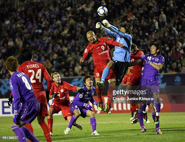 Shusaku Nishikawa of Sanfrecce Hiroshima and Sergio van Dijk of Adelaide United compete for the ball during the AFC Champions League Group H match...
