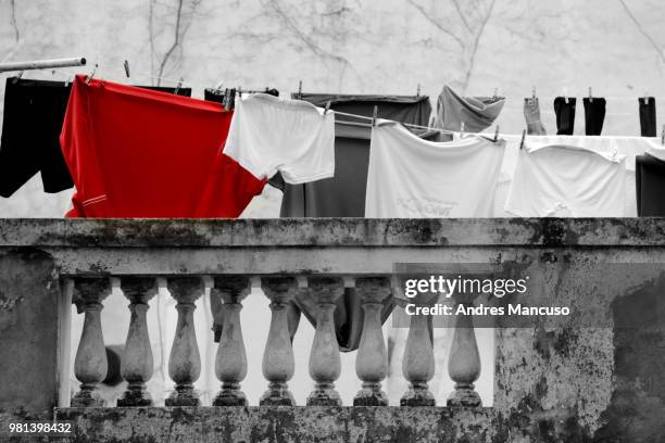 ropa tendida - ropa stockfoto's en -beelden