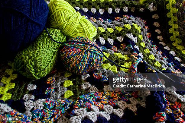 multi coloured crochet blanket in progress - catherine macbride stock pictures, royalty-free photos & images