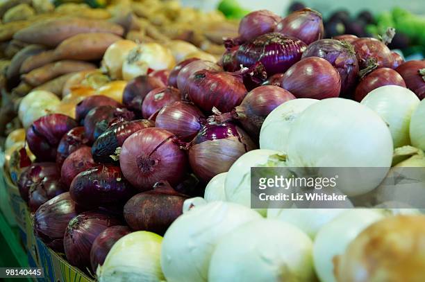 red and white onions on market stall - liz white stock pictures, royalty-free photos & images