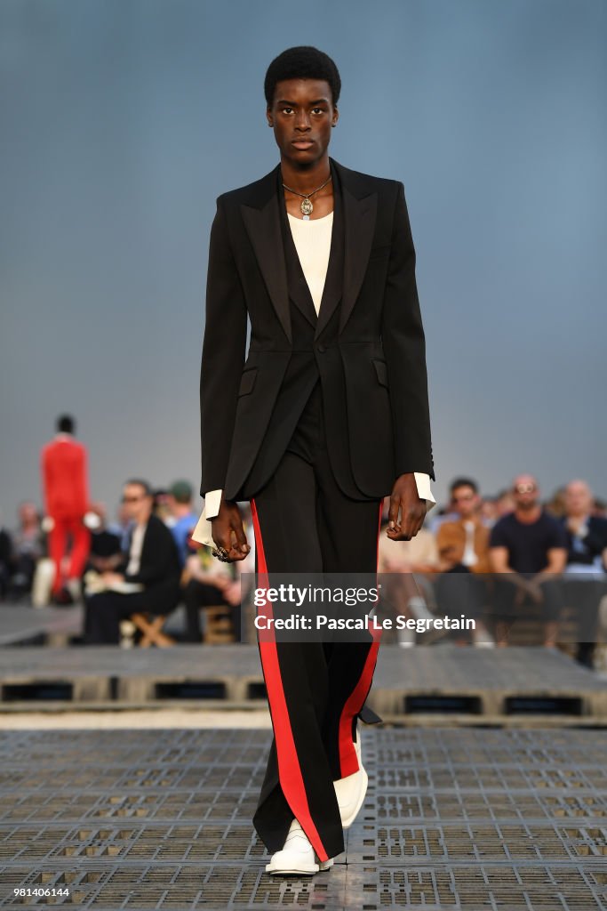 Alexander McQueen: Runway - Paris Fashion Week - Menswear Spring/Summer 2019